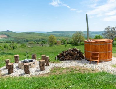 Káli Vineyard Estate dézsafürdővel és tűzrakóval szemből