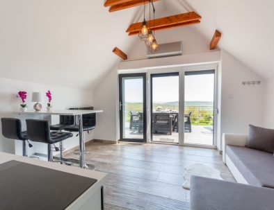 Káli Vineyard Estate nappalija a bejárat felől