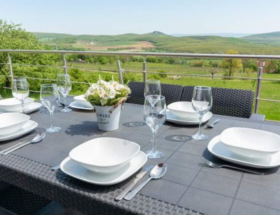 Káli Vineyard Estate szállás terasza kilátással az asztaltól