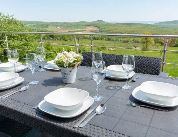 Káli Vineyard Estate szállás terasza kilátással az asztaltól