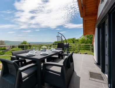 Káli Vineyard Estate szállás terasza kilátással balról