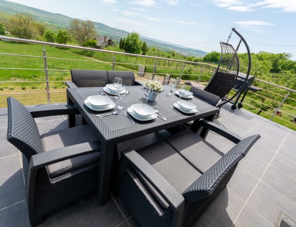 Káli Vineyard Estate terasza kilátással fentről