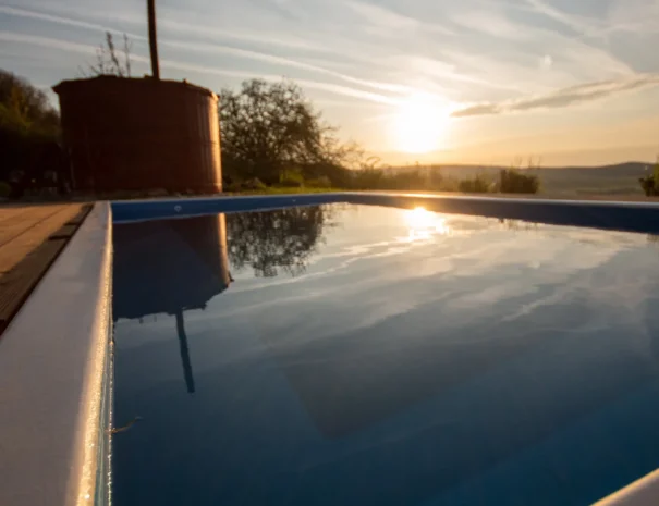 Medencés szállással vár a Káli Vineyard Estate